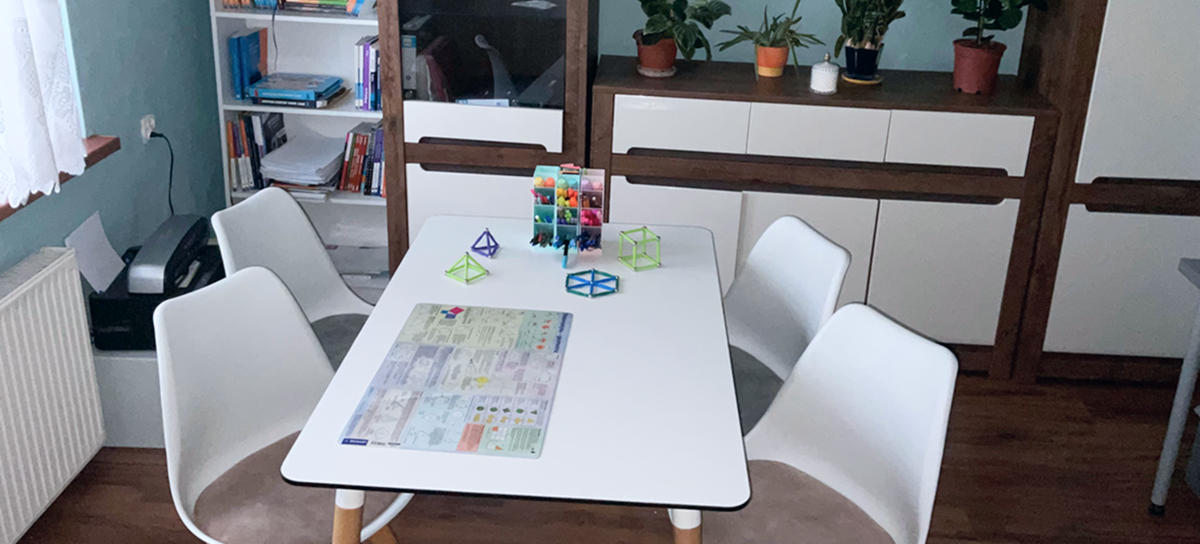 Miejsce, w którym odbywają się korepetycje — stół z grami edukacyjnymi